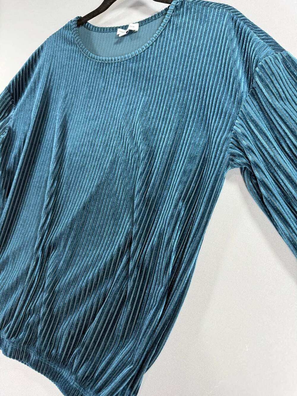 Carolina Belle Montreal Teal Pleated Velour Long Sleeve Top Women's Medium - Picture 12 of 13